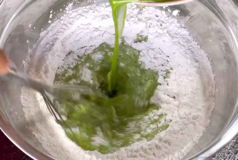 Khuấy đều cho đến khi bột tan hoàn toàn