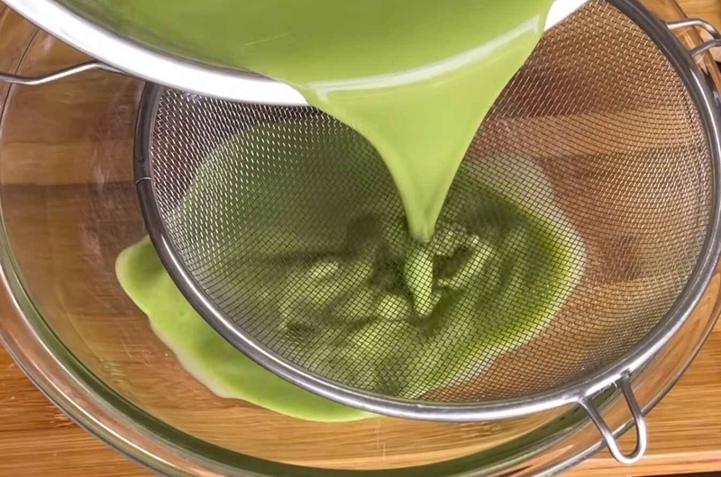 Lọc qua rây trước khi tiến hành hấp bánh