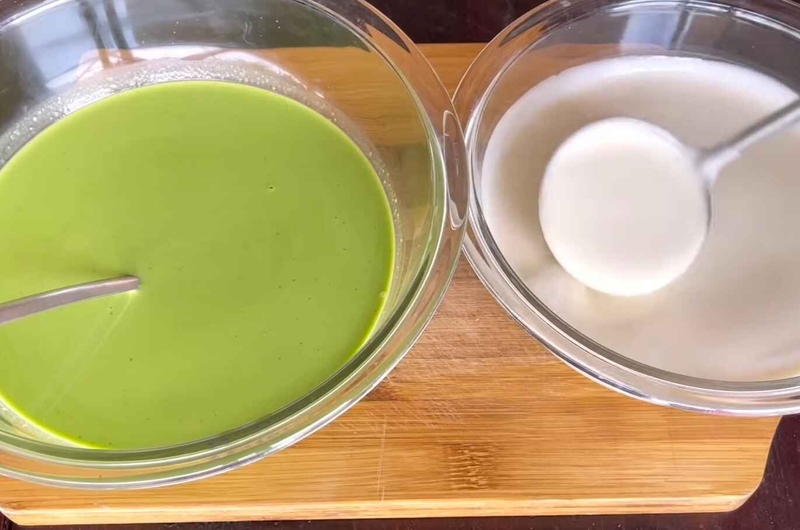 Pha hỗn hợp bột làm bánh