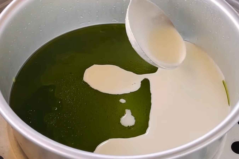 Đổ tiếp một lớp mỏng bột đậu xanh lên trên