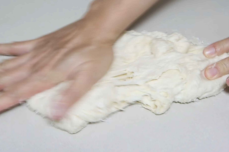 Nhào bột bánh