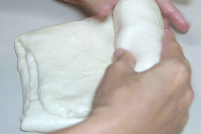 Gấp hai mép bên vào giữa rồi cuộn tròn lại