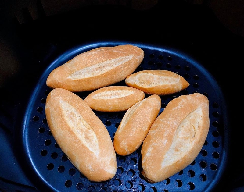 lam banh mi bang noi chien khong dau