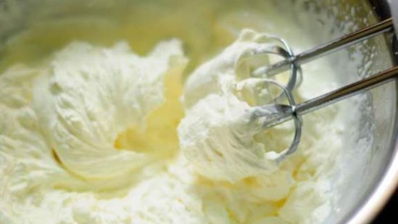 Bước 2: Đánh bơ và đường