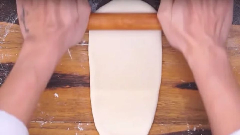 Bước 6: Cán mỏng bột