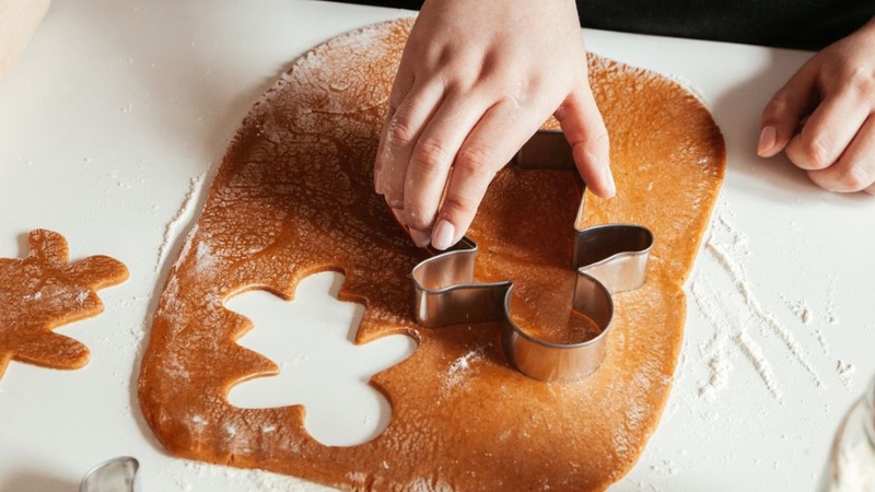 Bước 7: Cắt hình dạng bánh quy