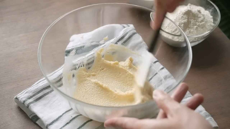 Cho bơ lạt đã để mềm vào một tô khác