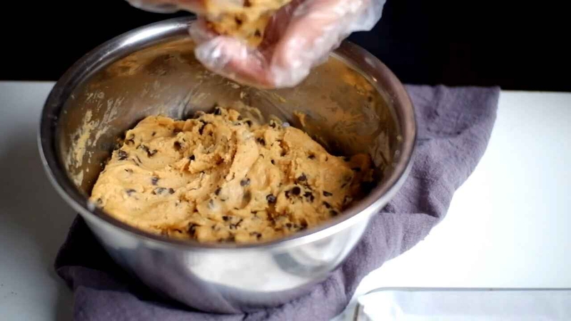 thêm socola chip vào tô bột