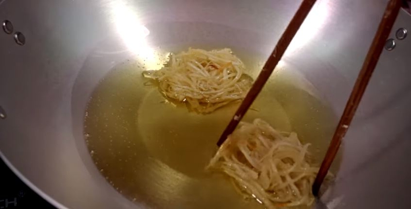 Cách làm bánh rế: Món ăn giòn rụm, thơm ngon từ khoai mì