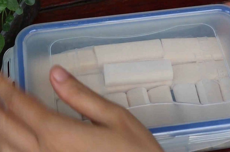 Xếp chúng gọn gàng vào hộp có nắp đậy kín