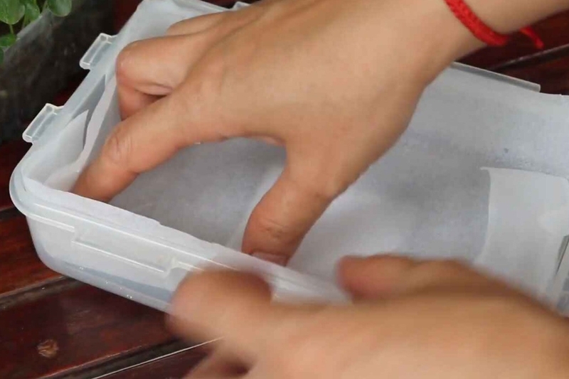 Lót sẵn giấy nến vào khuôn