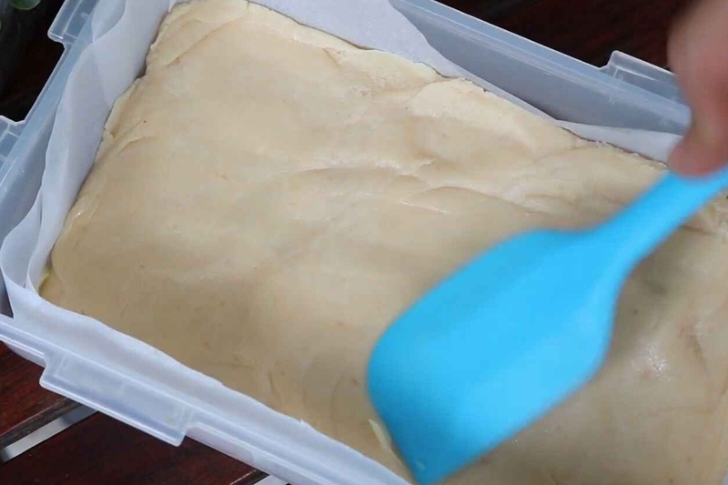 Dàn đều phần sữa đã đun vào khuôn