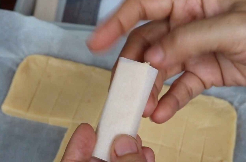 Dùng giấy nến bọc kín từng thanh