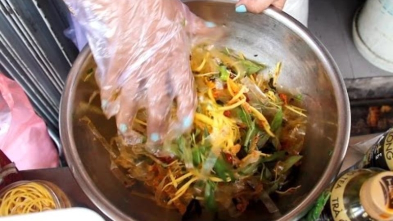 Cách làm bánh tráng trộn sa tế xoài 4