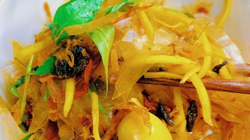 Cách làm bánh tráng trộn sa tế xoài 5