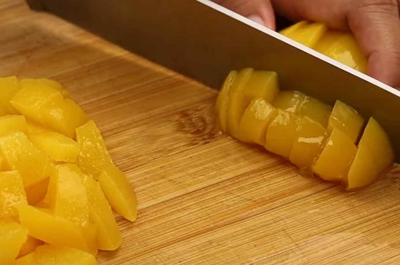 Thái đào thành những miếng hạt lựu
