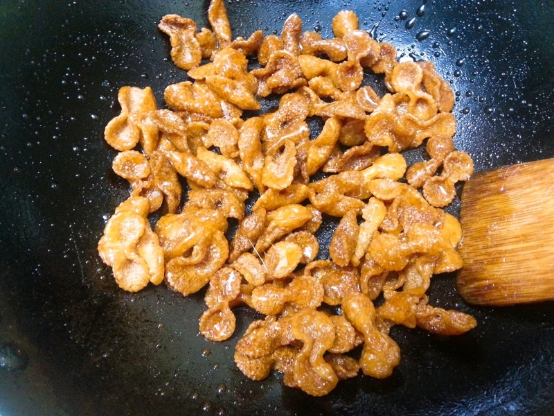 cách làm bim bim vị caramel bằng chảo chống dính 4