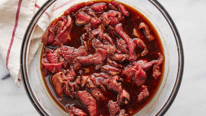 Ướp thịt bò với gia vị