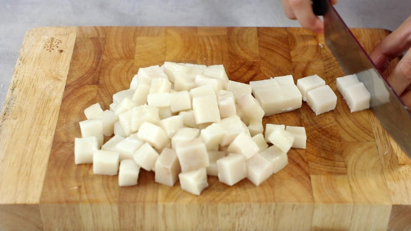 Bước 1: Thái mỡ heo