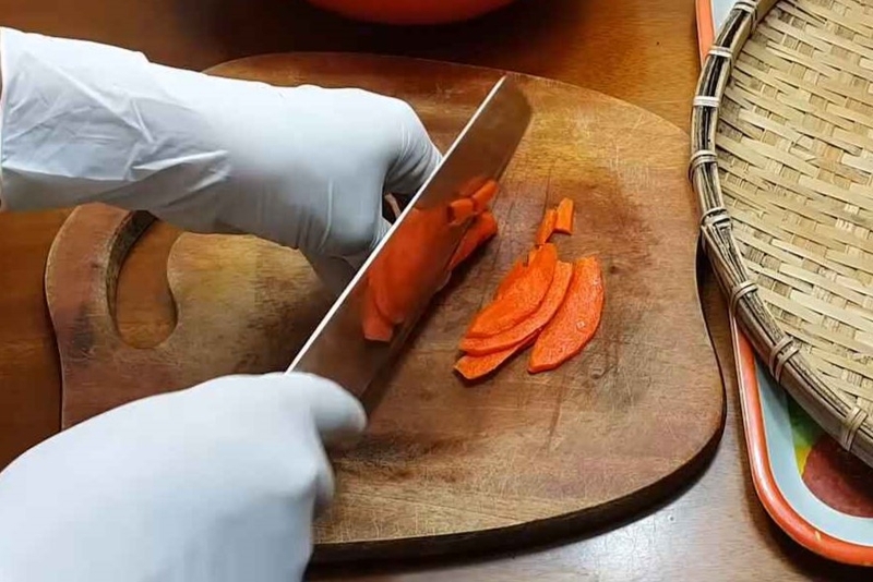 Dùng dao thái nghệ thành từng lát mỏng