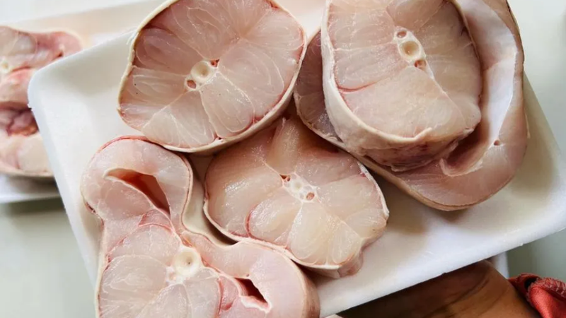 Cách làm cá nhám nấu canh chua sả nghệ 3