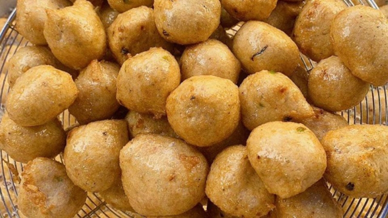 Bước 3: Chiên cá viên