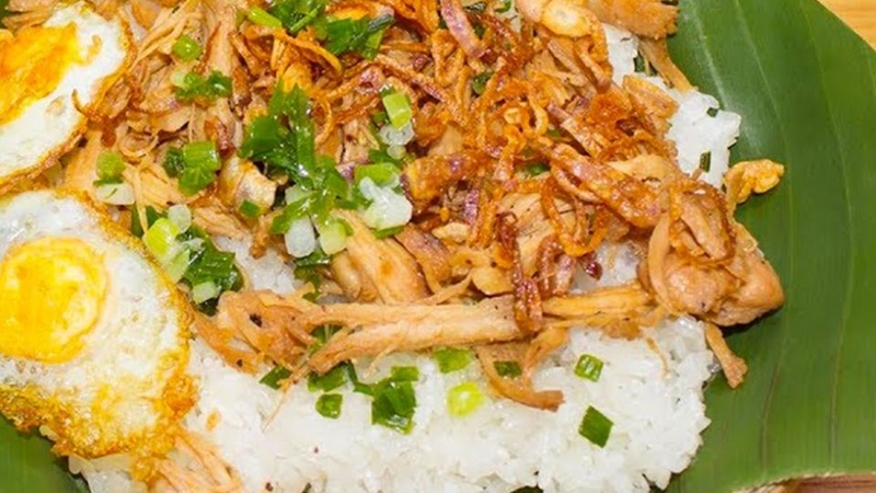 Xôi mặn với thịt gà và trứng