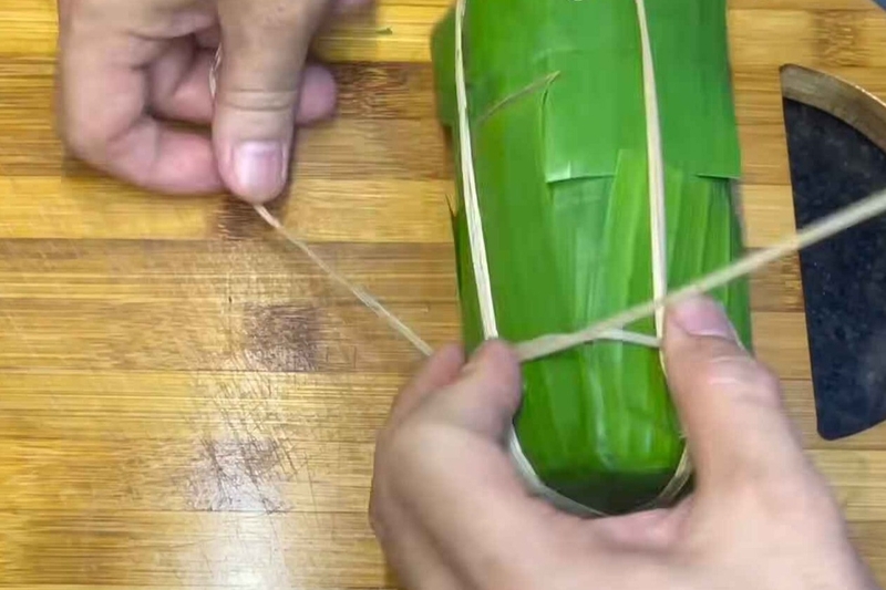 Dùng dây lạt hoặc dây nilon buộc chặt đòn chả