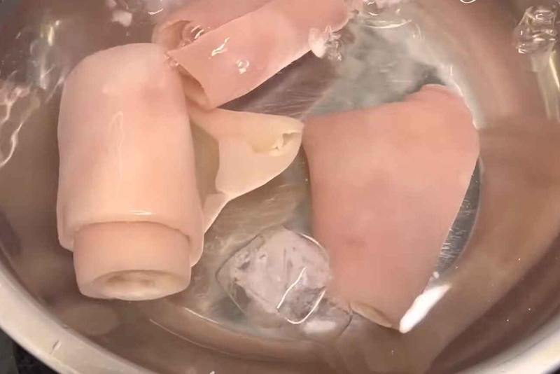 Cho da heo vào thau nước đá lạnh
