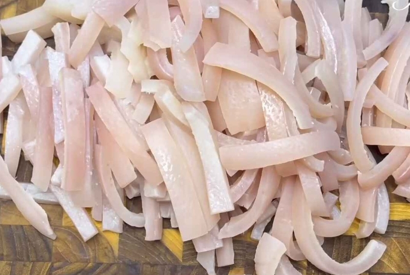 Cắt da heo thành miếng nhỏ