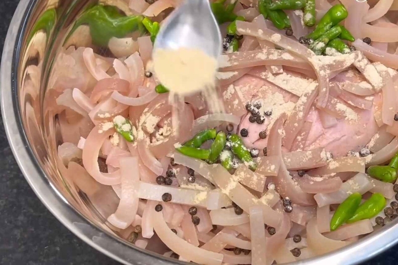 Trộn hỗn hợp chả bì