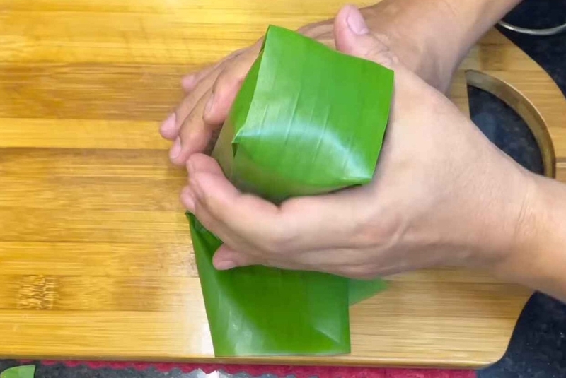 Dùng thêm lá chuối nhỏ gói hình chữ thập ở hai đầu
