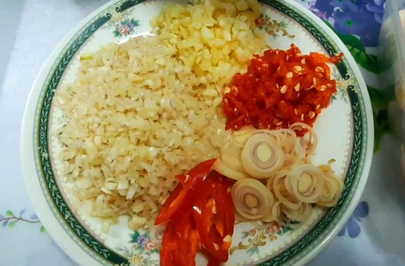 cách làm chân gà xào sả ớt 2
