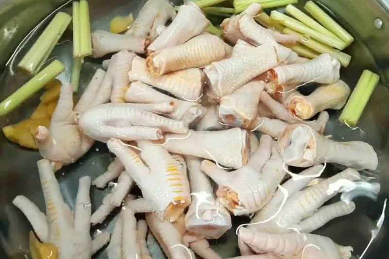 cách làm chân gà xào sả ớt 3