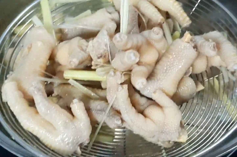 cách làm chân gà xào sả ớt 4