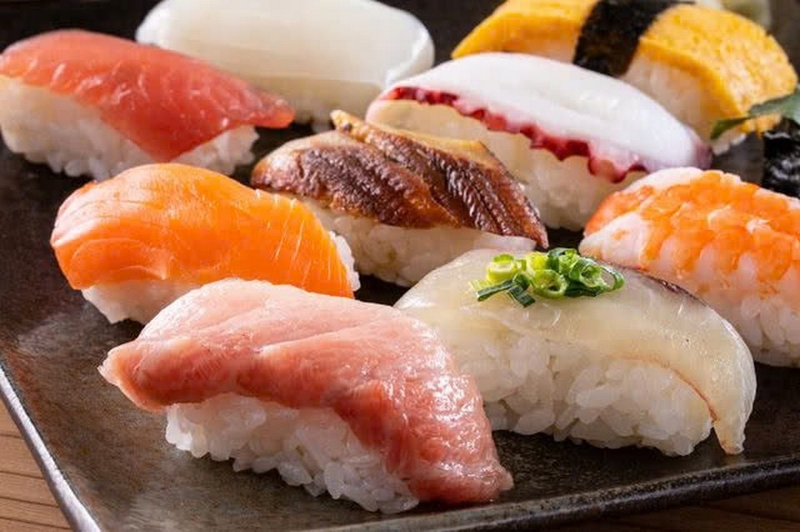 Cách làm cơm cuộn kiểu Nhật ảnh 1