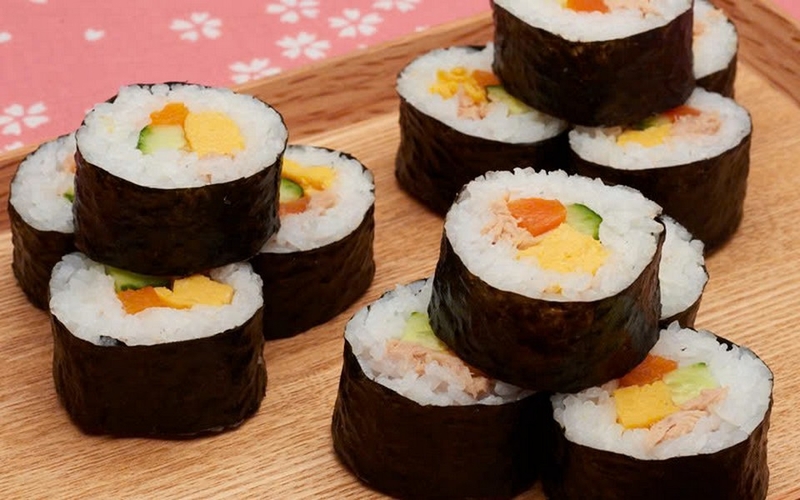 Cách làm cơm cuộn kiểu Nhật ảnh 6