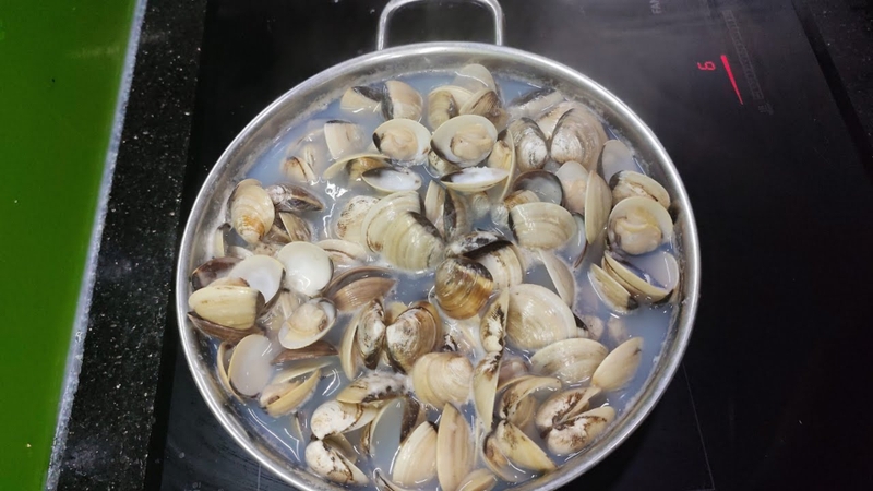 Bước 2: Sơ chế và luộc nghêu