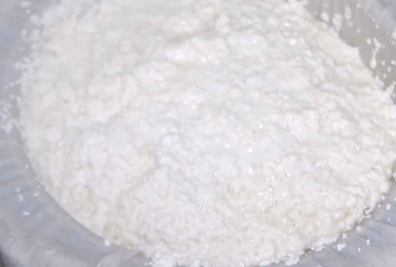 Múc phần đậu kết tủa còn nóng đổ vào rỗ tròn