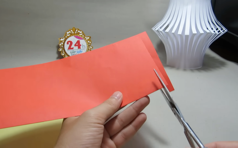 Bước 1: Gấp và cắt giấy