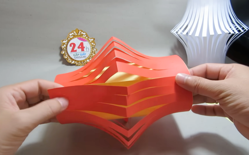 Bước 2: Dán và tạo hình ống