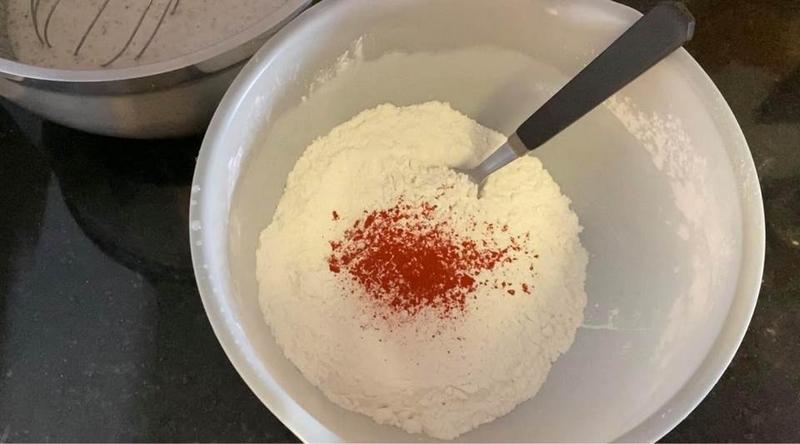 Trộn bột khô để chiên gà ngon và gòn hơn