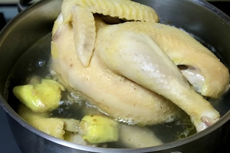 cách làm gỏi gà rau móp - luộc gà chín tới