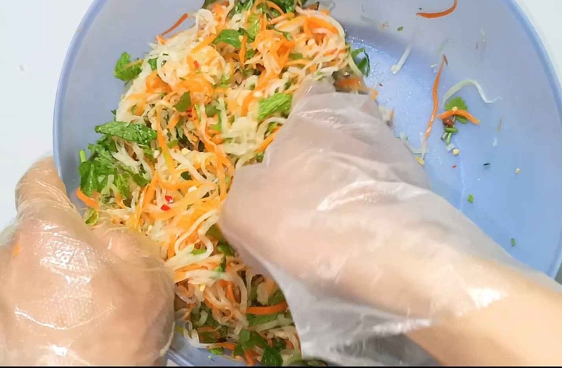 Cho toàn bộ rau ngò rí và húng lủi vào