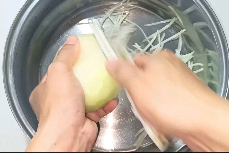 Bào su hào thành sợi dài