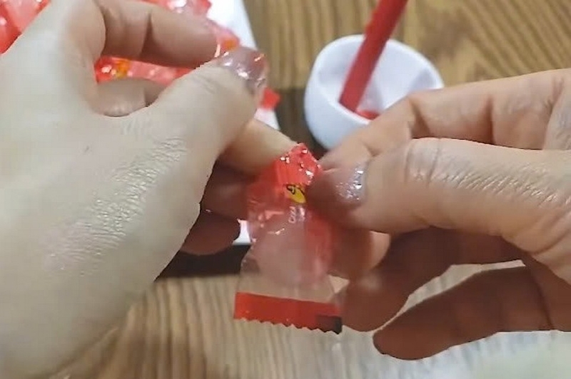 Cách làm hoa sen bằng kẹo oishi ảnh 3