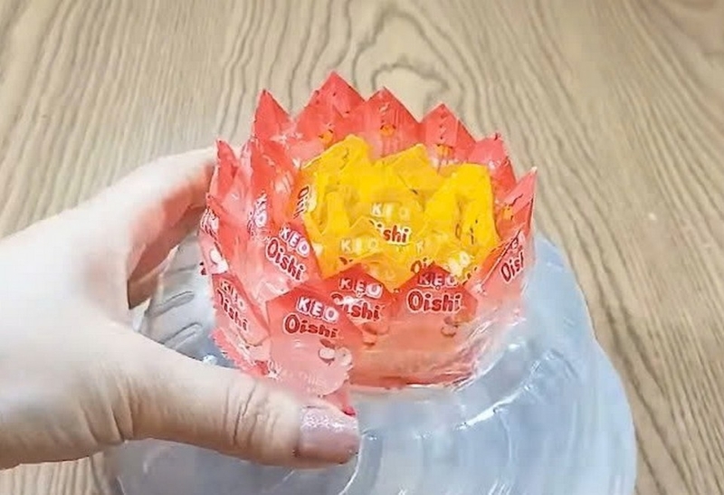 Cách làm hoa sen bằng kẹo oishi ảnh 5