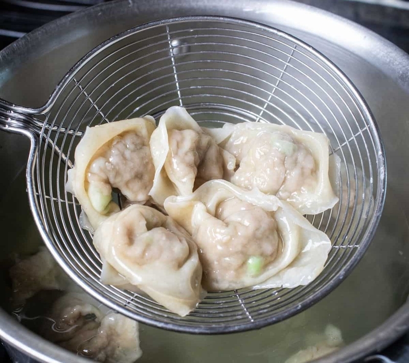 Cách làm hoành thánh tôm thịt (ảnh 6)