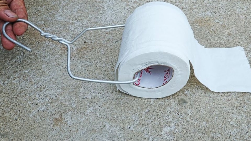 Cách làm hộp đựng giấy vệ sinh với móc treo quần áo