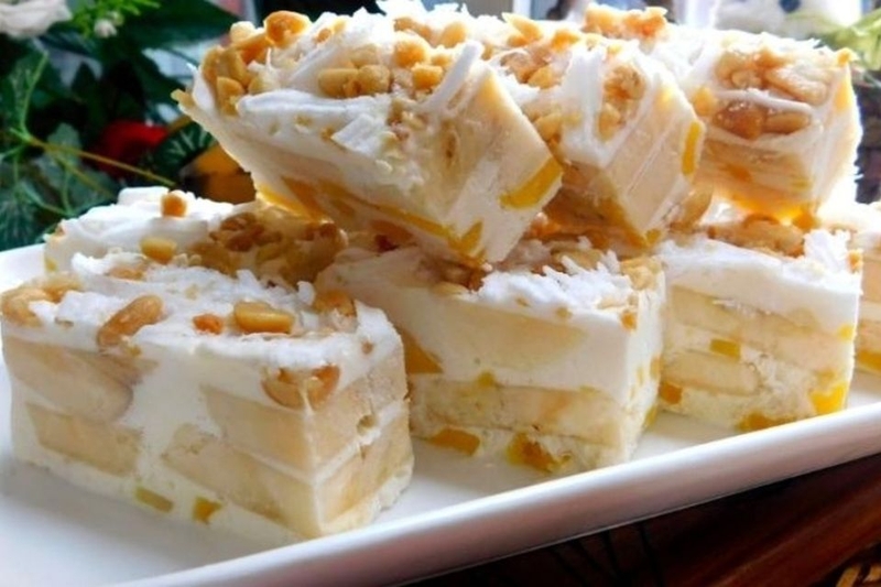 Cho chuối vào hộp, đổ hỗn hợp kem lên trên